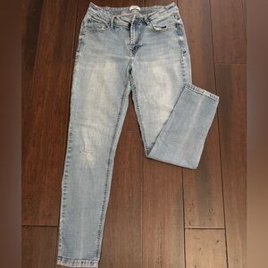 Kenzie jeans. Effortless ankle, mid-rise lite washed denim. Size: 8/29